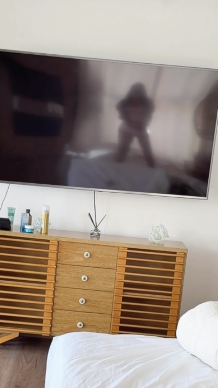 Took a little peek at her reflection in the mirror and spotted the plot twist🙈